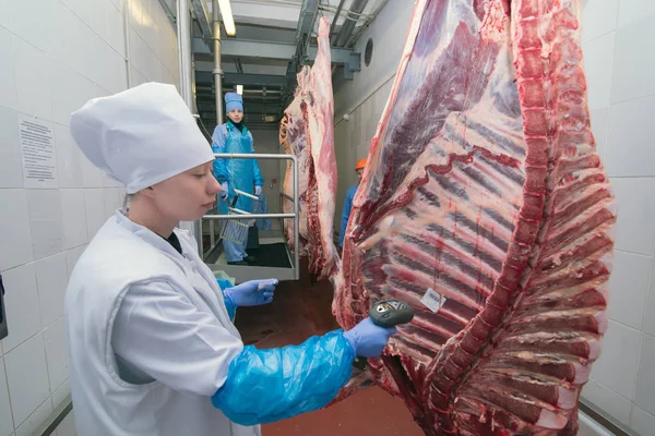 Mogilev Belarus July 2017 Cutting Meat Slaughterhouse Workers Meat Factory — Stock Photo, Image