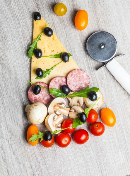 Weihnachtsbaum Pizza Mit Kirschtomaten Und Oliven Stockbild