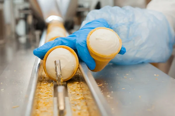 アイスクリームの自動生産ライン — ストック写真