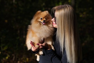 Sonbahar ormanında cüce tükürüğüyle dolaşan mutlu moda kadını.