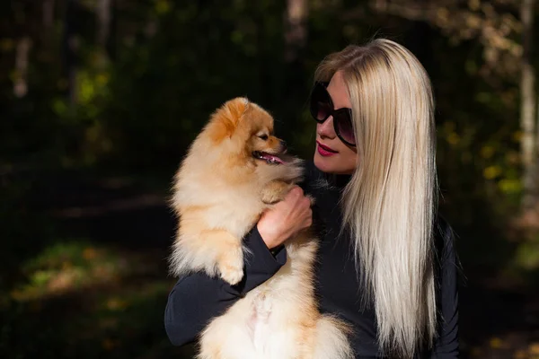 Glad ung modekvinna med dvärgspott i höstskogen — Stockfoto