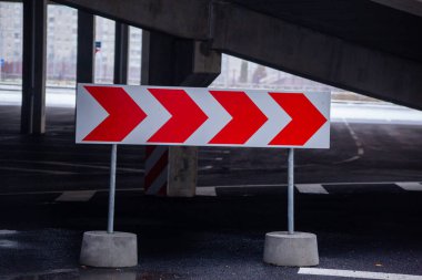 Alışveriş merkezinin yakınındaki bir araba parkında.
