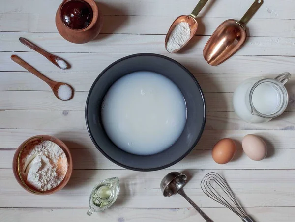 Pancake testo en un tazón gris en el centro de la mesa y accesorios de cocina — Foto de Stock