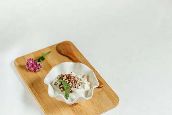 Yogur Con Semillas Lino Girasol Cuenco Porcelana Blanca Una Pequeña — Foto de Stock