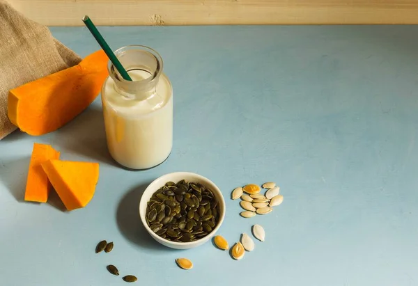 Leche Calabaza Una Botella Vidrio Con Tubo Semillas Tazón Blanco — Foto de Stock