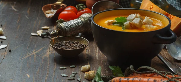 Sopa Calabaza Con Croutons Una Máscara Negra Ingredientes Para Cocinar — Foto de Stock