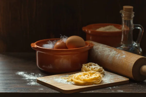 Pastas Caseras Una Tabla Con Harina Tazón Huevos Rodillo Ingredientes — Foto de Stock