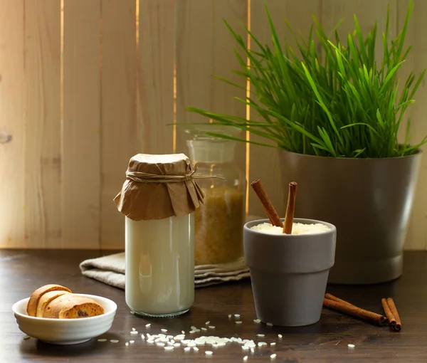 Leche Vegetal Arroz Una Botella Envuelta Papel Galletas Una Mesa — Foto de Stock