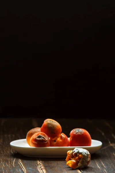 Fruta Podrida Con Molde Platillo Blanco Sobre Una Mesa Madera — Foto de Stock