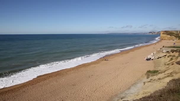 Burton Bradstock Dorset Inglaterra Reino Unido hermosa costa jurásica con el cielo azul y el mar en verano — Vídeos de Stock
