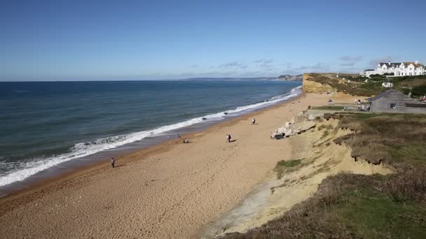 Burton Bradstock Dorset Inglaterra la gente del Reino Unido disfrutando de buen tiempo de verano — Vídeos de Stock