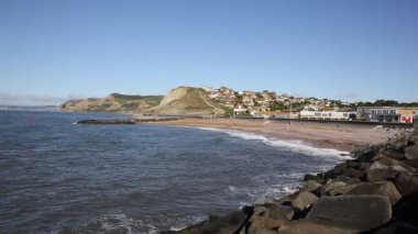 West Bay Dorset İngiltere İngiltere deniz plaj kayalar ve Batı görünümüne dalgalar 