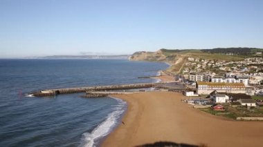 Mavi gökyüzü ve denizin güzel bir gün Bridport güneyinde Jurassic Coast West Bay Dorset İngiltere İngiltere küçük kasaba