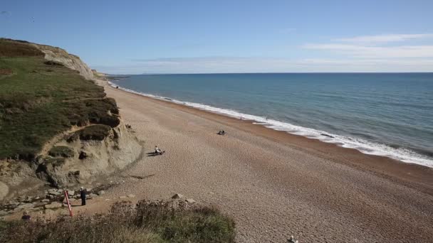 Eype beach Dorset Anglie Velká Británie Jurassic pobřeží poblíž West Bay view na východ — Stock video