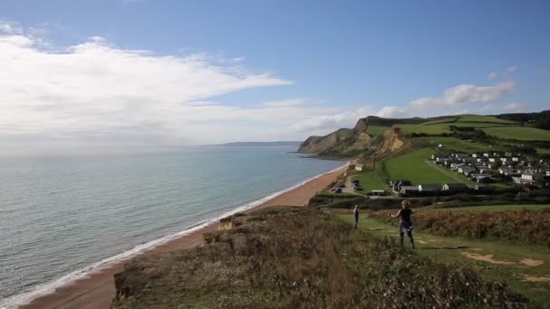 브리드 포트 남쪽 쥬 라 기 해안 서쪽 베이 근처에 Eype Dorset 영국 영국 작은 마 쪽으로 해안 경로 걷고 — 비디오