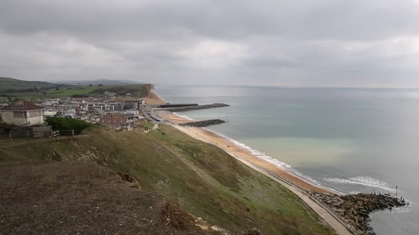 Bewolkte saaie grijze dag West Bay Verenigd Koninkrijk Jurassic Kust Dorset uitzicht naar het oosten — Stockvideo