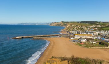 Mavi gökyüzü ve denizin güzel bir gün Bridport güneyinde Jurassic Coast West Bay Dorset İngiltere İngiltere küçük kasaba
