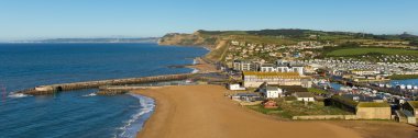 West Bay Dorset İngiltere İngiltere jurassic coast Bridport güneyinde mavi gökyüzü ve denizin panoramik manzaralı güzel bir günde