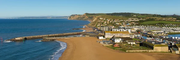 West Bay Dorset England Storbritannien jurassic coast söder om Bridport på en vacker dag med blå himmel och hav panoramautsikt — Stockfoto