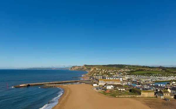 West Bay Dorset Anglii uk małym miasteczku na wybrzeżu Jurajskim na południe od Bridport na piękny dzień w błękitne niebo i morze — Zdjęcie stockowe