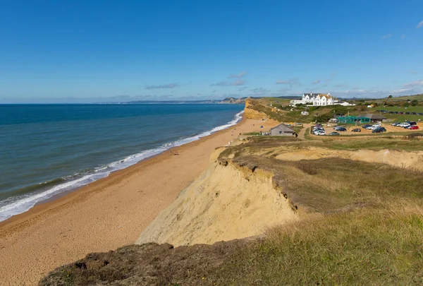 Burton Bradstock Dorset Англия красивое юрское побережье с голубым небом и морем летом — стоковое фото