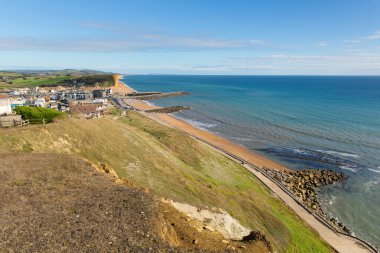 İngiltere'de görünümüne doğusunda ile mavi gökyüzü ve denizin güzel yaz gününde Jurassic coast West Bay Dorset