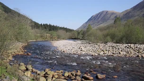Krásné skotské vysočiny řeka Nevis jižně od Velké Británie Ben Nevis Skotsko s čistou vodou a hory — Stock video
