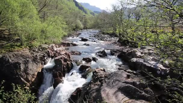 Beaux Highlands écossais Glen Nevis rivière Écosse Royaume-Uni avec des roches d'eau vive et des montagnes — Video