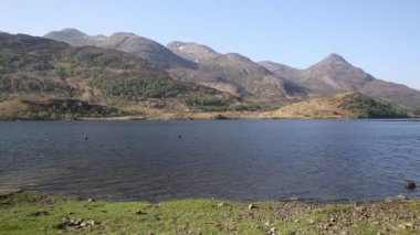 Güzel İskoç Loch İskoçya İngiltere'de bahar dağlar ve temiz su pan ile