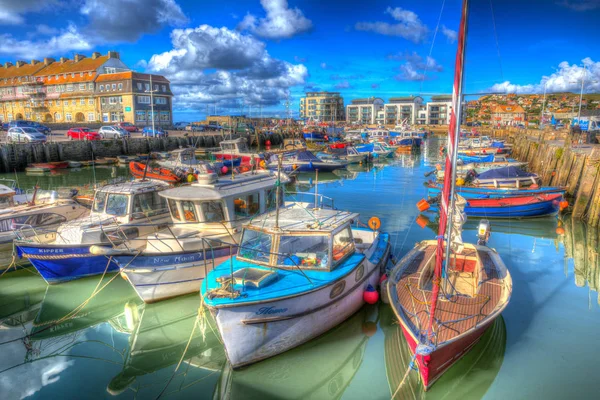 West Bay Dorset uk em um belo dia com céu azul no verão colorido HDR — Fotografia de Stock