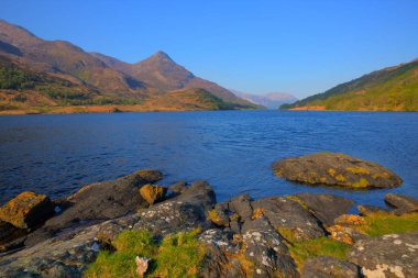 Güzel İskoç Loch Leven İskoçya İngiltere'de dağ güneş ve mavi gökyüzü ile yaz
