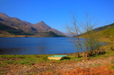 Sudan İskoçya Highlands Kinlochleven batısında ve hemen B863 Ben Nevis güneyinde yer alan küçük kürek teknesi ile Loch Leven İskoçya İskoçya İngiltere