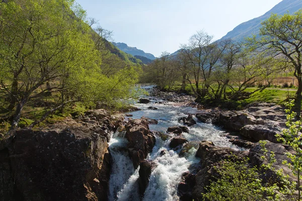 Hermosas Highlands escocesas Glen Nevis río Escocia Reino Unido con rocas de agua blanca y montañas — Foto de Stock
