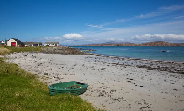 Evezős csónak Iona beach Scotland uk skót sziget fehér homokos strandok — Stock Fotó