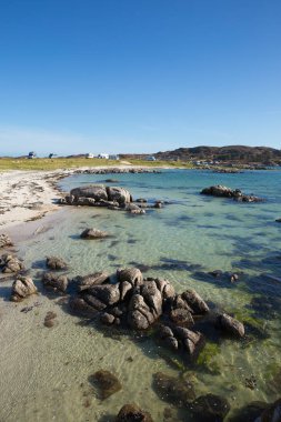 Açık turkuaz deniz İskoç beach, Fidden Fionnphort Isle of Mull İskoçya İngiltere yakınındaki mavi. Iona Adası yakınında ve campervans ve Karavan için popüler.