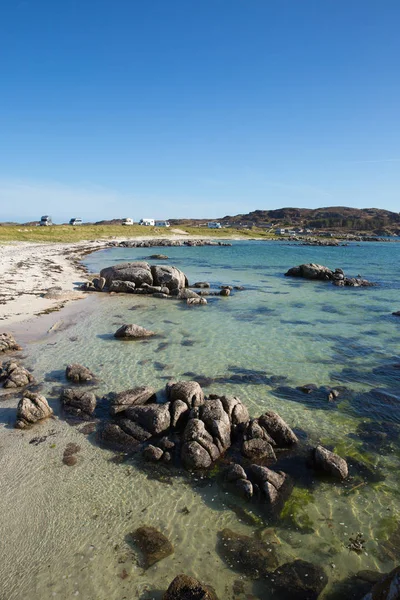 Mer turquoise claire Plage écossaise de Fidden près de Fionnphort Île de Mull Écosse uk. Près de l'île d'Iona et populaire pour les camping-cars et camping-cars . — Photo