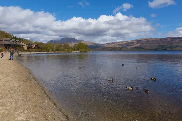 Luss dorp aan de oevers van Loch Lomond Schotland Verenigd Koninkrijk in de Trossachs National Park populaire Schotse toeristische bestemming — Stockfoto