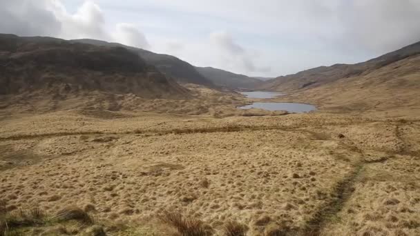 Isla de Mull Escocia Reino Unido hermoso lago y valle o cañada pan — Vídeos de Stock