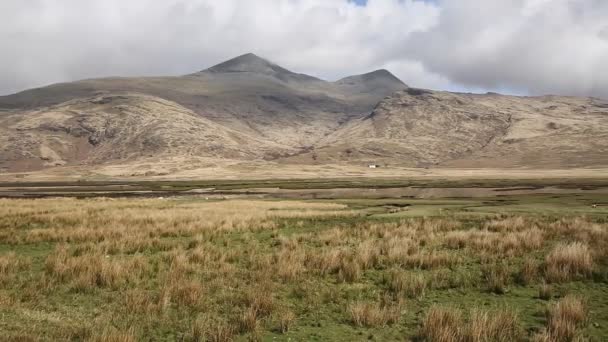 イギリス、スコットランド、グレンコー見事な美しいスコットランドのグレンとロッホアバー有名な観光目的地パンの山 — ストック動画