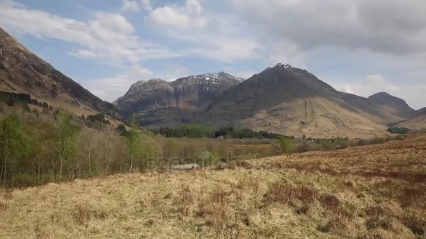 Velká Británie Skotsko Glencoe ohromující krásné skotských roklinách a hory v Lochaber známou turistickou destinací — Stock video