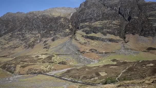 Glencoe Vadisi İskoçya İngiltere'de ünlü İskoç glen ile İskoç dağlık bölgelerde dağlarda bahar bir turizm — Stok video