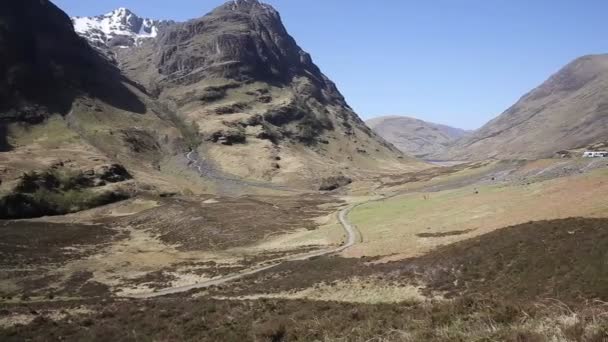 Glencoe Valley Escocia Reino Unido famoso cañada escocesa con montañas en las Highlands escocesas en primavera un destino turístico pan — Vídeo de stock