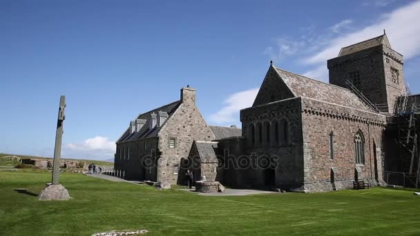 Iona Abbey Scotland uk na ilha escocesa ao largo da Ilha de Mull costa oeste da Escócia um destino turístico popular — Vídeo de Stock