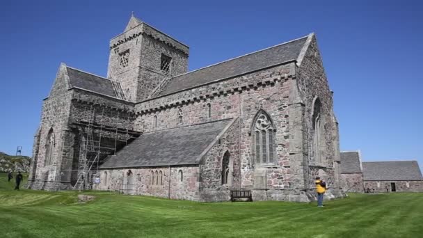 Abadía de Iona Escocia Reino Unido en la isla escocesa frente a la isla de Mull costa oeste de Escocia un destino turístico popular — Vídeo de stock