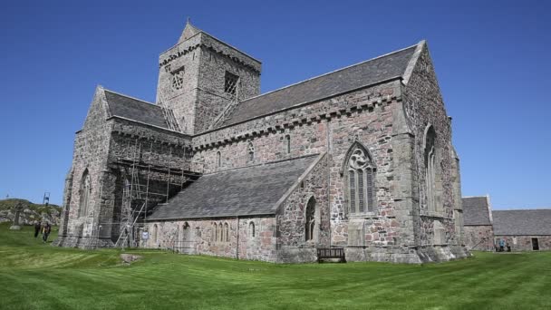 Iona Abbey Szkocja uk na szkockiej wyspy off Isle of Mull zachodnim wybrzeżu Szkocji popularnym ośrodkiem turystycznym — Wideo stockowe