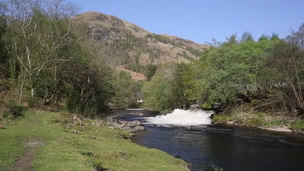 Vatten forsande in i floden Leven Kinlochmore nära Kinlochleven Skottland Storbritannien i sommar — Stockvideo