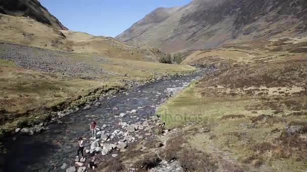 Belo clima ensolarado primavera foi apreciado pelos visitantes em Glencoe Valley, Glen Coe Lochaber Scottish Highlands — Vídeo de Stock