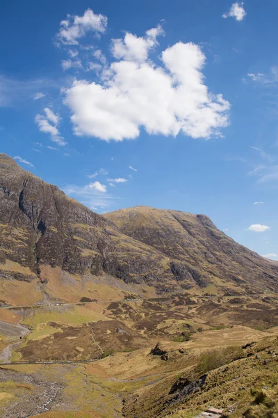 Gyönyörű skót glen Glencoe-völgy Scotland Uk, a nyári kék ég és a napsütés, híres turisztikai célpont — Stock Fotó