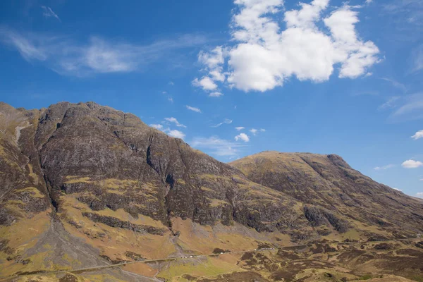 Glencoe Écosse Royaume-Uni vue surélevée des célèbres montagnes écossaises de glen et de la circulation lointaine — Photo