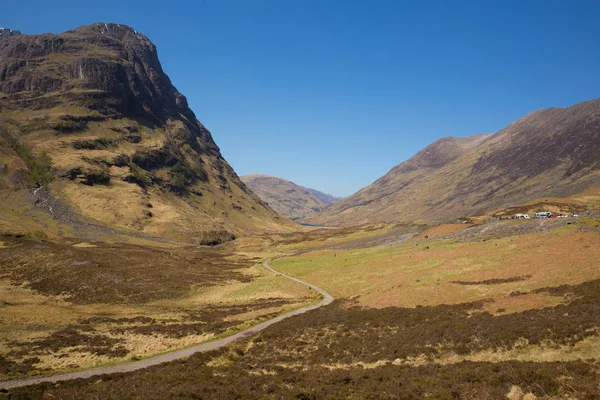 Glencoe Valley Escócia Reino Unido famoso vale escocês com montanhas em Highlands escoceses na primavera um destino turístico com céu azul e luz do sol — Fotografia de Stock